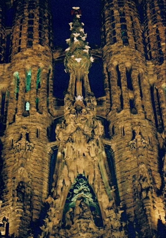 Gaudi - Sagrada Familia
Sagrada Familia. Barcelona 2003. Exteriors del temple.
Keywords: Gaudi Sagrada Familia